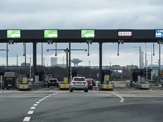 Betalingsanlægget ved Lernacken: spor under taget, skilte for aftale, kort og kontant.