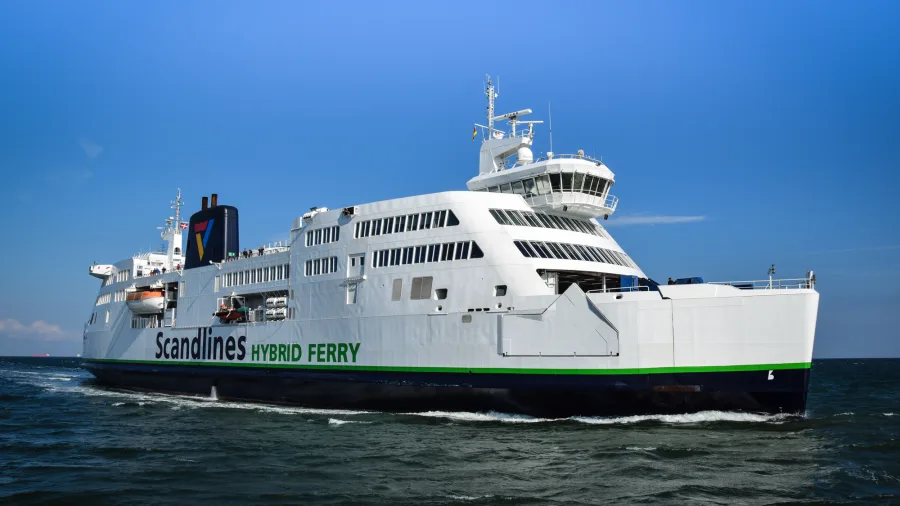 Een hybride veerboot van Scandlines op de Fehmarnbelt, gezien vanaf achteren.