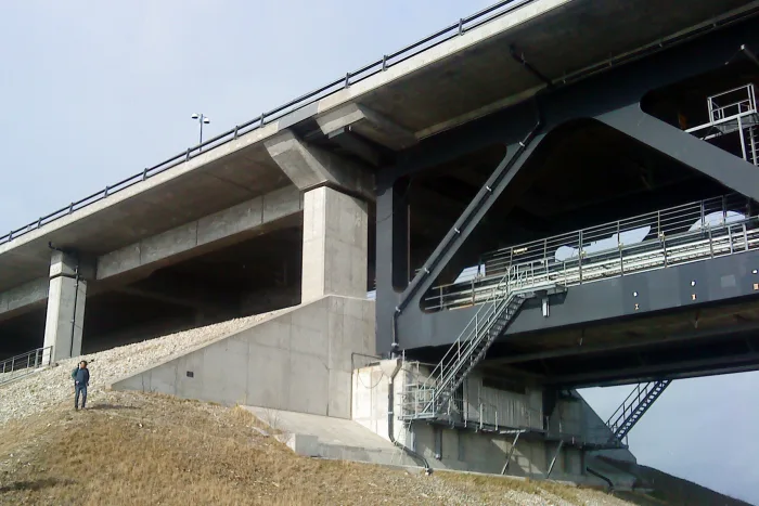 Constructie van de Sontbrug van onderen: betonnen pijlers, daarboven het stalen vakwerk met het spoordek.