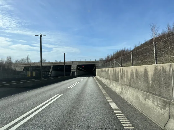 Indkørslen til Drogdentunnelen: kørebanen sænker sig under portalen.